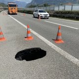 La cavité constatée sur l'A9 s'étend également sous les voies de circulation et descend en forme de tuyau jusqu'à environ 2 mètres de profondeur, explique mercredi l'Office fédéral des routes (OFROU). Elle est probablement due à la présence de gy...